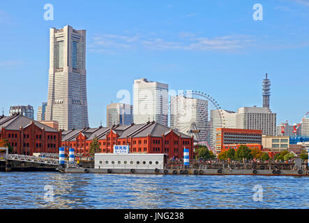 Yokohama Bay mit Yokohama City Skyline in der Präfektur Kanagawa, Japan Stockfoto