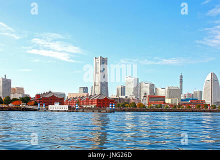 Yokohama Bay mit Yokohama City Skyline in der Präfektur Kanagawa, Japan Stockfoto