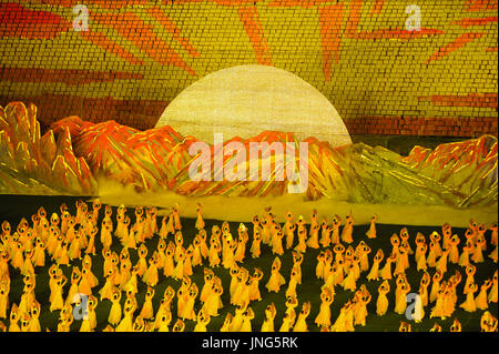 08.08.2012, Pyongyang, Nordkorea, Asien - Tänzern und Akrobaten führen während der Arirang Mass Games am Maifeiertag Stadion in Pjöngjang. Stockfoto