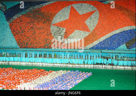 08.08.2012, Pyongyang, Nordkorea, Asien - eine riesige nordkoreanischer Flagge wird von Tausenden von Teilnehmern, die Farbtafeln zu halten Stockfoto