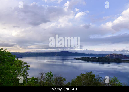 Blick auf See Towada bei Sonnenuntergang in Aomori, Japan. See Towada ist Bestandteil der Towada - Hachimantai Nationalpark und ist der größte Caldera-See auf Honsh Stockfoto