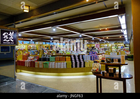 Akita, Japan - 15. Mai 2017. Innere des einen Souvenir-Shop in Akita, Japan. Akita ist eine große Präfektur auf der japanischen Meer Küste in der Tohoku Region. Stockfoto