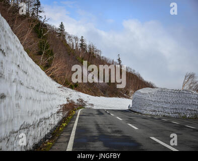 Hachimantai Aspite Linie auf Mount Iwate in Tohoku, Japan. Hachimantai ist einer der besten Straßen des Landes für eine landschaftlich reizvolle Fahrt. Stockfoto