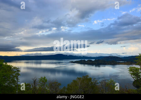 Blick auf See Towada bei Sommertag in Aomori, Japan. See Towada ist der größte Caldera-See auf der Hauptinsel Honshu, Japan. Stockfoto