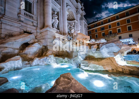 Trevi-Brunnen in den späten Abend mit einem dramatischen Himmel passenden Farben des Pools von Wasser genommen Stockfoto