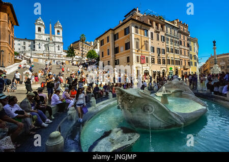 Die Spanische Treppe von der Fontana della Barcaccia an der Piazza di Spagna an einem heißen Sommertag mit vielen Touristen Stockfoto