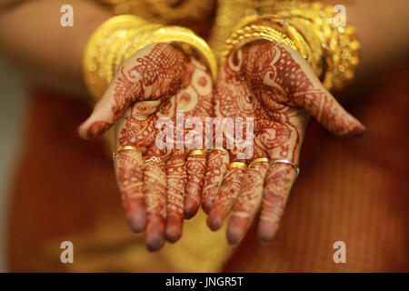 Detail der indischen Braut / weiblich tragen traditionelle dekorative Goldschmuck auf Kerala Sari / Saree Südindien. Indische Braut Schmuck. Stockfoto