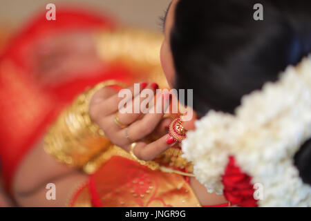 Detail der indischen Braut / weiblich tragen traditionelle dekorative Goldschmuck auf Kerala Sari / Saree Südindien. Indische Braut Schmuck. Stockfoto