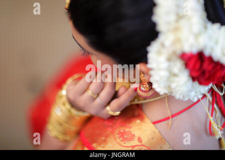 Detail der indischen Braut / weiblich tragen traditionelle dekorative Goldschmuck auf Kerala Sari / Saree Südindien. Indische Braut Schmuck. Stockfoto