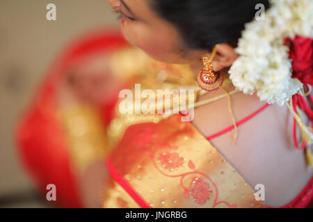 Detail der indischen Braut / weiblich tragen traditionelle dekorative Goldschmuck auf Kerala Sari / Saree Südindien. Indische Braut Schmuck. Stockfoto