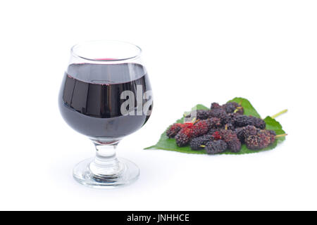 Maulbeere Saft zu extrahieren, in Glas isoliert auf weißem Hintergrund Stockfoto