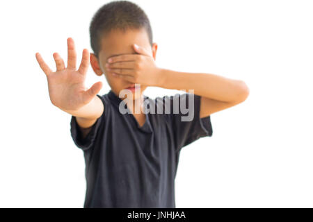 Missbrauchen junge Gewalt zu stoppen. Kind Knechtschaft, Tag der Menschenrechte-Konzept. Angst junge eine Stop Geste Stockfoto