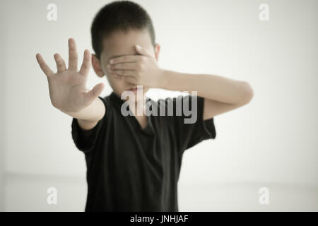 Missbrauchen junge Gewalt zu stoppen. Kind Knechtschaft, Tag der Menschenrechte-Konzept. Angst junge eine Stop Geste Stockfoto