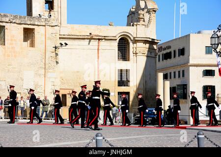 Politiker, die Ankunft in einer Limousine in der Auberge de Castille für eine EU-Konferenz mit Soldaten auf der Parade in Castille Square, Valletta, M Stockfoto