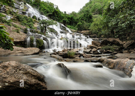 MaeYa-Wasserfall, der größte und der schönste Wasserfall im Doi Inthanon Nationalpark, Provinz Chiang Mai, Thailand Stockfoto