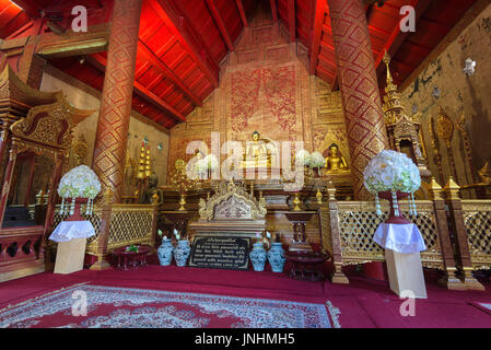 Innere des Wat Phra Singh, ein buddhistischer Tempel in Chiang Mai, Nordthailand und Phra Buddha Geerdicke, die wichtigste Buddha-Statue von Chiang Mai. Stockfoto