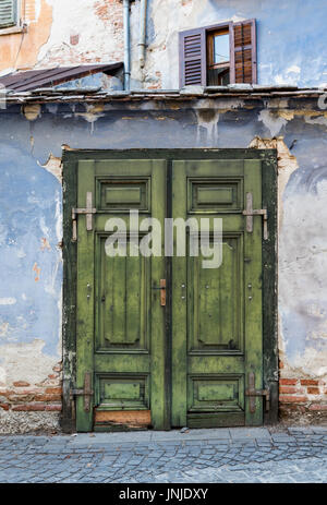 Grüne Tür und blau gestrichenen Wand, alte Stadt Sibiu, Rumänien Stockfoto