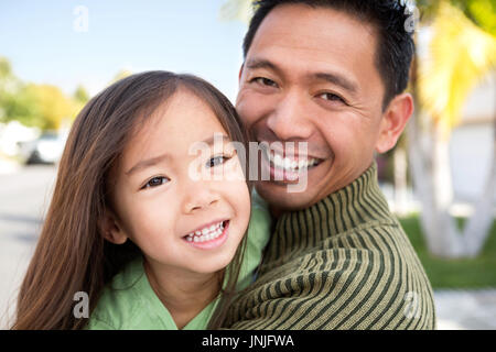 Asiatischen Vater mit seiner Tochter. Stockfoto