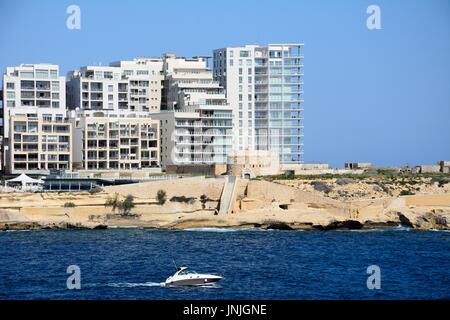 Blick auf Fort Tigne mit modernen Gebäuden an der Rückseite von Valletta, Sliema, Malta, Europa gesehen. Stockfoto