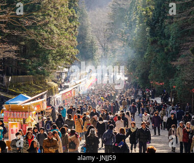 Nikko, Japan - 2. Januar 2016. Leute kommen, um die geschichtliches bei Sonnenaufgang in Nikko, Japan. Tōshōgū ist ein UNESCO-Weltkulturerbe und sind in Kategorien wie t Stockfoto