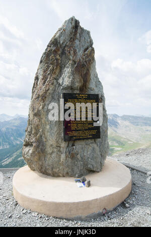 Ansicht der Hommage an Straßenbauer am Col De La Bonette in den französischen Alpen - die höchste Straße in Frankreich und eines der höchsten in Europa Stockfoto