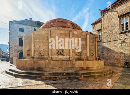 Dubrovnik, Kroatien - 20. August 2016: Große Onofrio-Brunnen auf dem Stadtplatz in Stradun Straße in der Altstadt von Dubrovnik, Kroatien Stockfoto