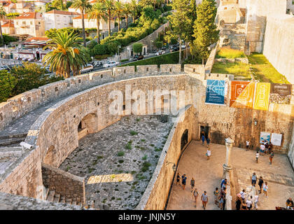 Dubrovnik, Kroatien - 19. August 2016: Die Leute an der alten Stadtmauer am Pile-Tor in der Altstadt von Dubrovnik, Kroatien. Stockfoto