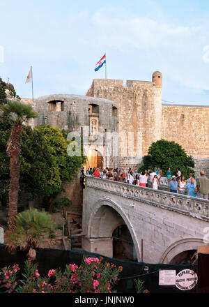 Dubrovnik, Kroatien - 18. August 2016: Menschen am Haufen Eingang in die Altstadt von Dubrovnik, Kroatien. Stockfoto