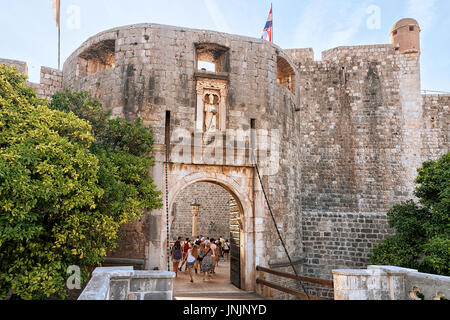 Dubrovnik, Kroatien - 20. August 2016: Menschen am Haufen Eingang in die Altstadt von Dubrovnik, Kroatien. Stockfoto