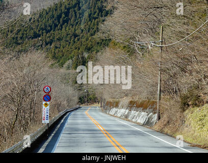 Nikko, Japan - 2. Januar 2016. Leere Bergstraße in Nikko, Japan. Nikko ist stark abhängig von Tourismus seiner historischen und landschaftlichen Sehenswürdigkeiten, heißen spri Stockfoto