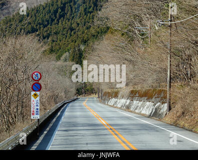 Nikko, Japan - 2. Januar 2016. Leere Bergstraße in Nikko, Japan. Nikko ist stark abhängig von Tourismus seiner historischen und landschaftlichen Sehenswürdigkeiten, heißen spri Stockfoto