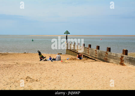 Urlauber am Strand von Wells-Next-the-Sea in Norfolk England am Sommertag Stockfoto