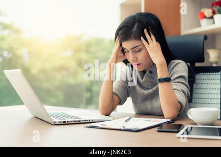 Porträt von müde junge Asiengeschäft Frau Gefühl Stress von der Arbeit. Stress am Arbeitsplatz und emotionalen Druck Konzept. Stockfoto