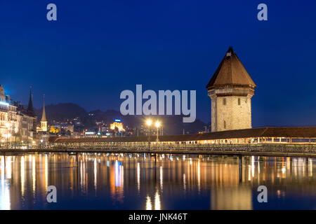 Luzern. Bild von Luzern während der blauen Dämmerstunde. Stockfoto