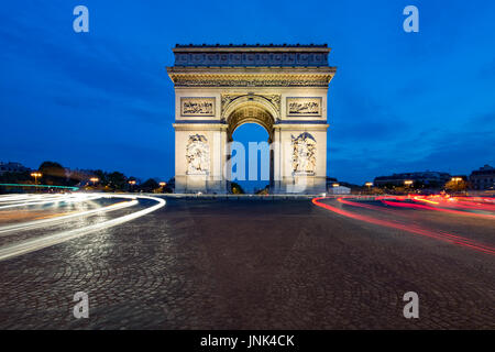 Paris-Straße in der Nacht mit dem Arc de Triomphe in Paris, Frankreich. Stockfoto