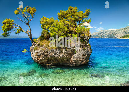 Spektakuläre Sommerlandschaft mit Felseninsel und sauberem Wasser auf den Strand, Brela, Makarska Riviera, Dalmatien, Kroatien, Europa Stockfoto