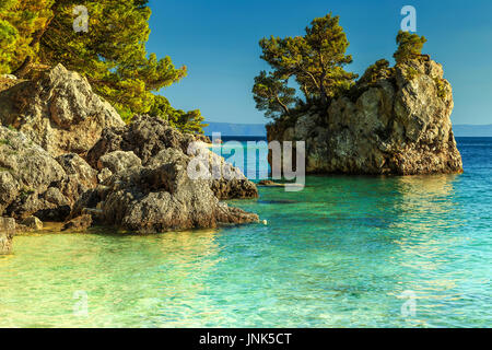 Magische Küste des Adriatischen Meeres und felsige Insel, Riviera von Makarska, Brela, Dalmatien, Kroatien, Europa Stockfoto