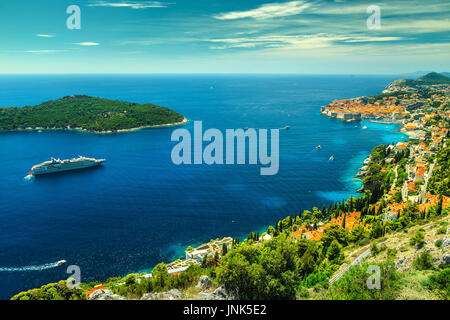 Majestätische Panorama von Dubrovnik Altstadt mit berühmten sauberen Stränden, Dalmatien, Kroatien, Europa Stockfoto