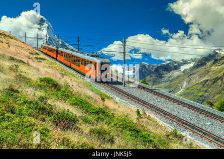 Berühmte elektrische rote Touristenzug herab vom Gornergrat-Bahnhof in Zermatt Tourismus Resort, Wallis, Schweiz, Europa Stockfoto