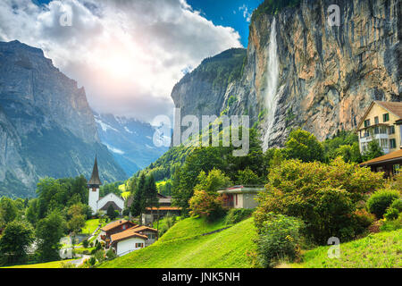 Erstaunliche touristische Alpendorf mit berühmten Kirche und Staubbach-Wasserfalls, Lauterbrunnen, Schweiz, Europa Stockfoto