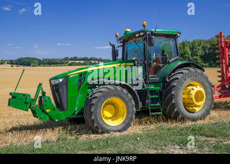 John Deere 8310 R Traktor, Boussay, Frankreich. Stockfoto