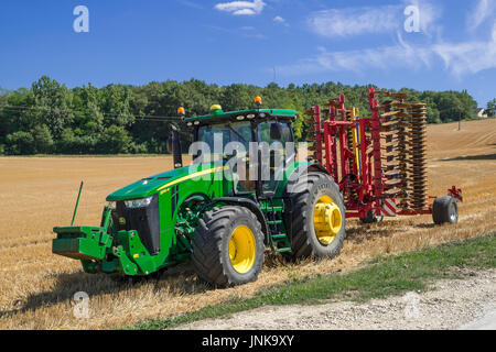 John Deere 8310 R Traktor, Boussay, Frankreich. Stockfoto