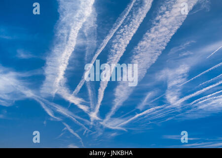 Kondensstreifen/Chemtrails im blauen Himmel, Südfrankreich. Stockfoto