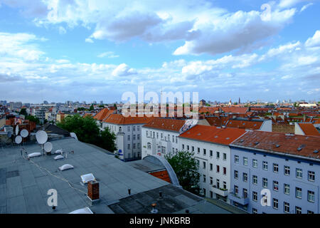 BERLIN, Deutschland - Juli 2017: Blick über die Dächer der Stadt vom Bereich Neukölln von Berlin, Deutschland, Juli 2017 Stockfoto