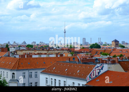 BERLIN, Deutschland - Juli 2017: Blick über die Dächer der Stadt vom Bereich Neukölln von Berlin, Deutschland, Juli 2017 Stockfoto