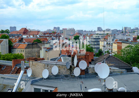 BERLIN, Deutschland - Juli 2017: Blick über die Dächer der Stadt vom Bereich Neukölln von Berlin, Deutschland, Juli 2017 Stockfoto