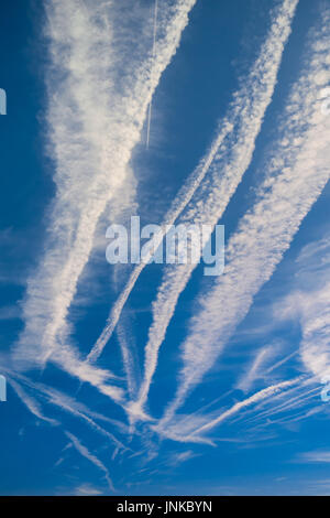 Kondensstreifen/Chemtrails in blus Sky, Südfrankreich. Stockfoto