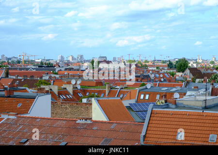 BERLIN, Deutschland - Juli 2017: Blick über die Dächer der Stadt vom Bereich Neukölln von Berlin, Deutschland, Juli 2017 Stockfoto