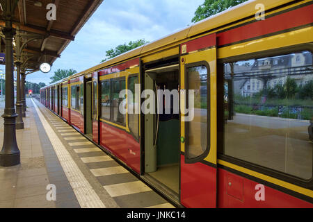 BERLIN, Deutschland - Juli 2017: S-Bahn s-Bahn Haltestelle Zehlendorf in Berlin, Deutschland in gestoppt Juli 2017. Stockfoto