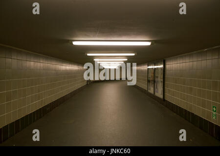 Schwach beleuchteten Tunnel am u-Bahnhof Platz der Luftbrucke in Berlin, Deutschland. Stockfoto